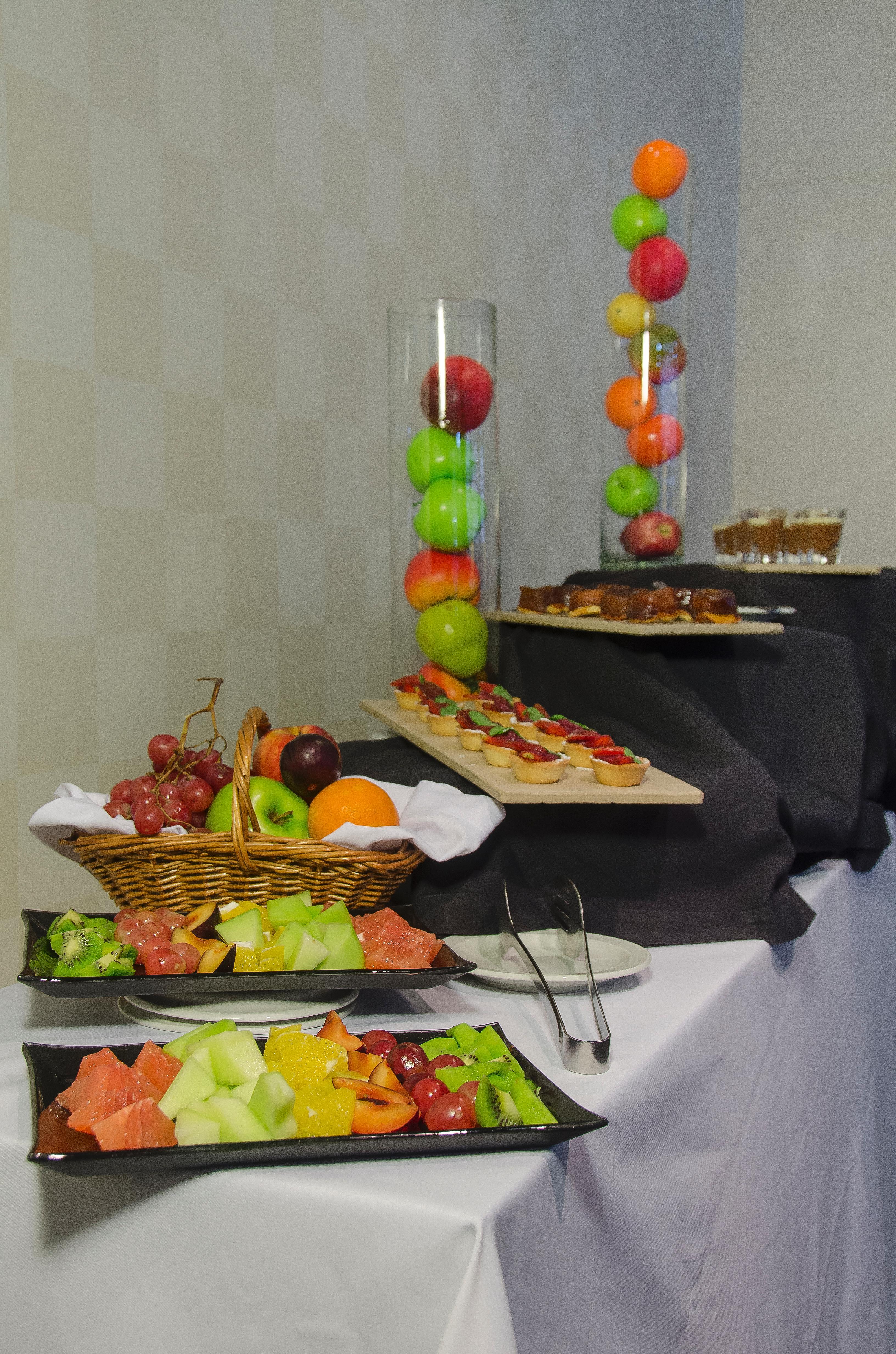 Regal Pacific Puerto Madero Hotell Buenos Aires Exteriör bild Fruit and hors d'oeuvres at a party
