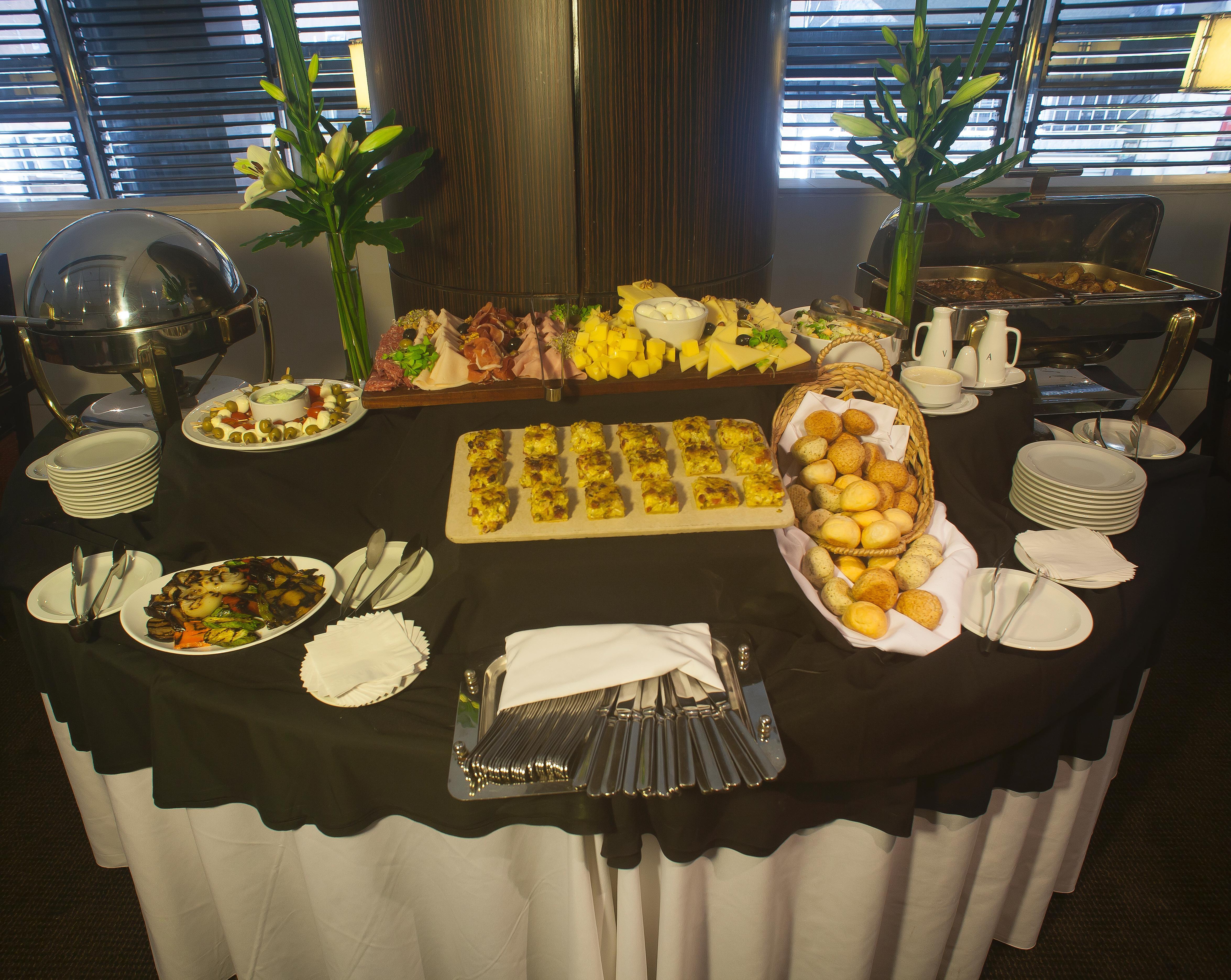 Regal Pacific Puerto Madero Hotell Buenos Aires Exteriör bild A buffet table