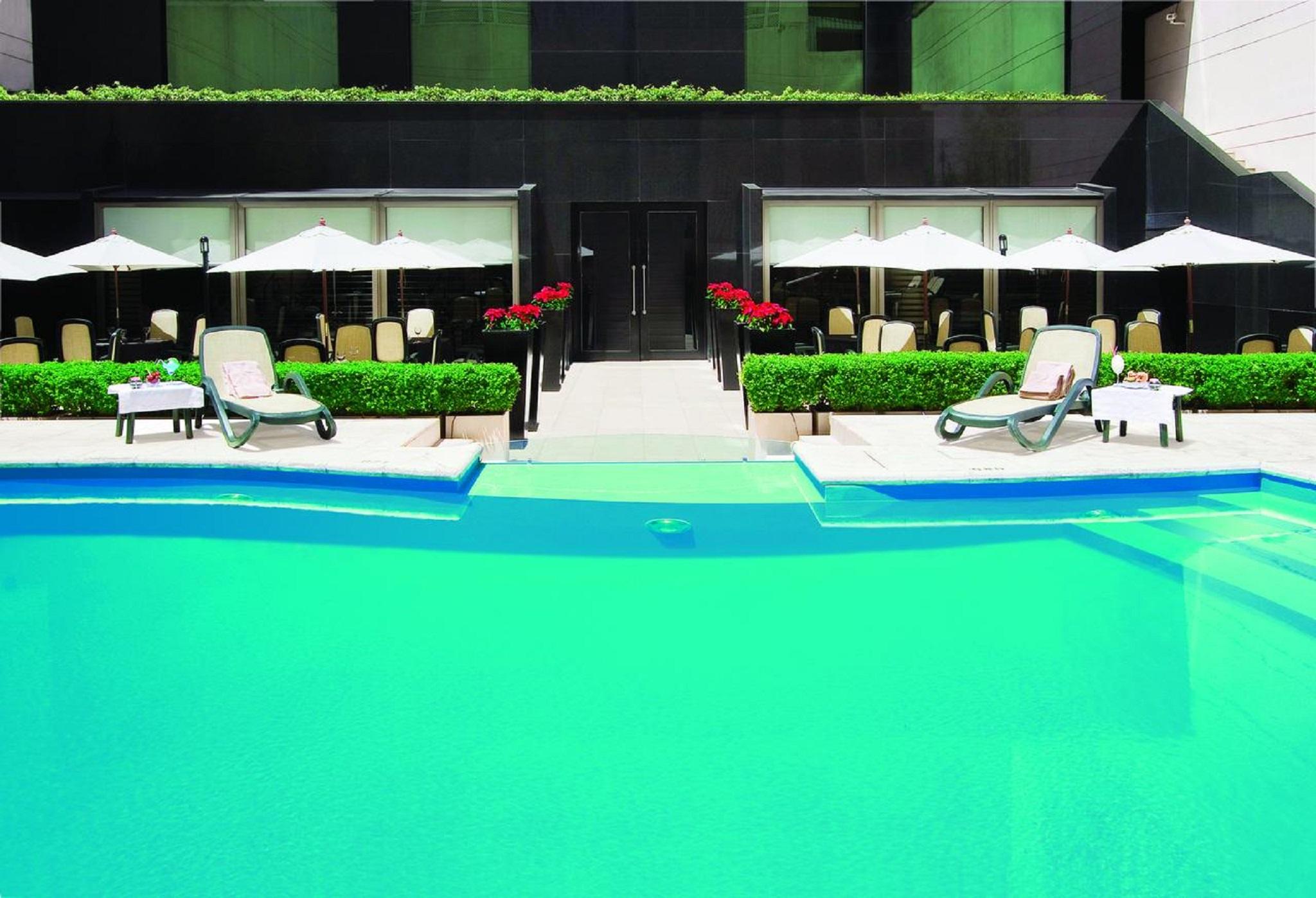 Regal Pacific Puerto Madero Hotell Buenos Aires Exteriör bild The pool at the hotel