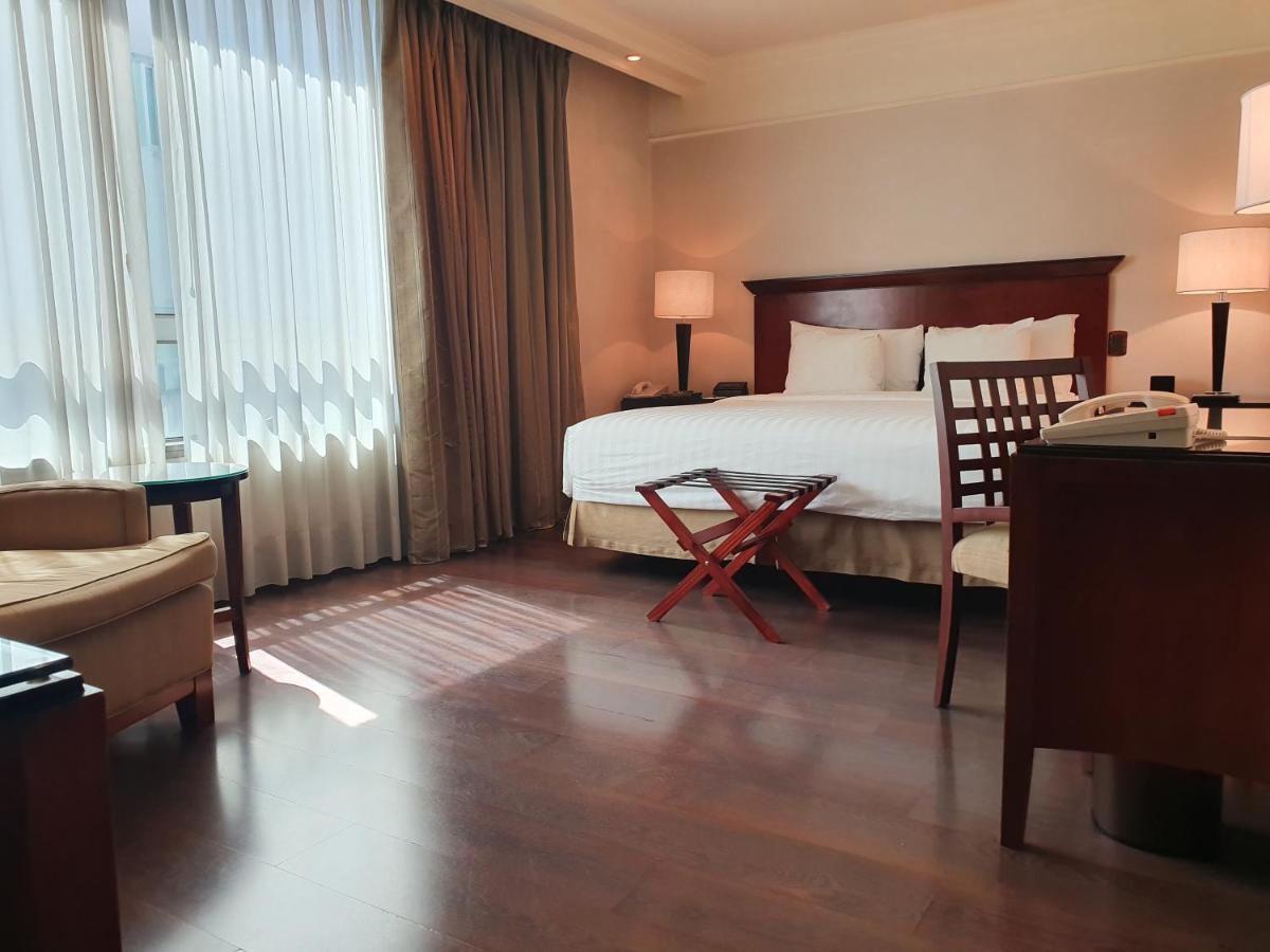 Regal Pacific Puerto Madero Hotell Buenos Aires Exteriör bild A room at the hotel