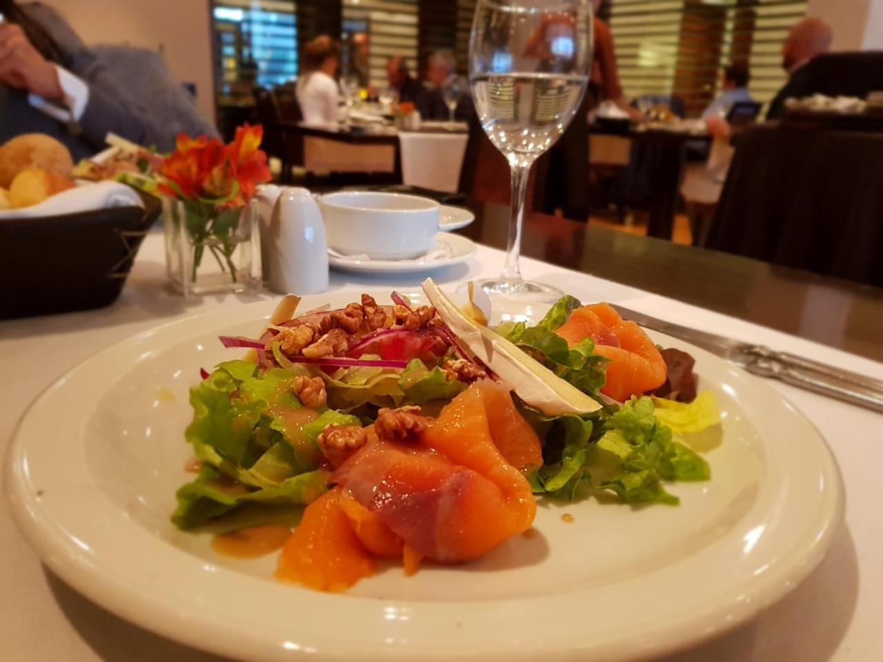 Regal Pacific Puerto Madero Hotell Buenos Aires Exteriör bild A salad at the restaurant