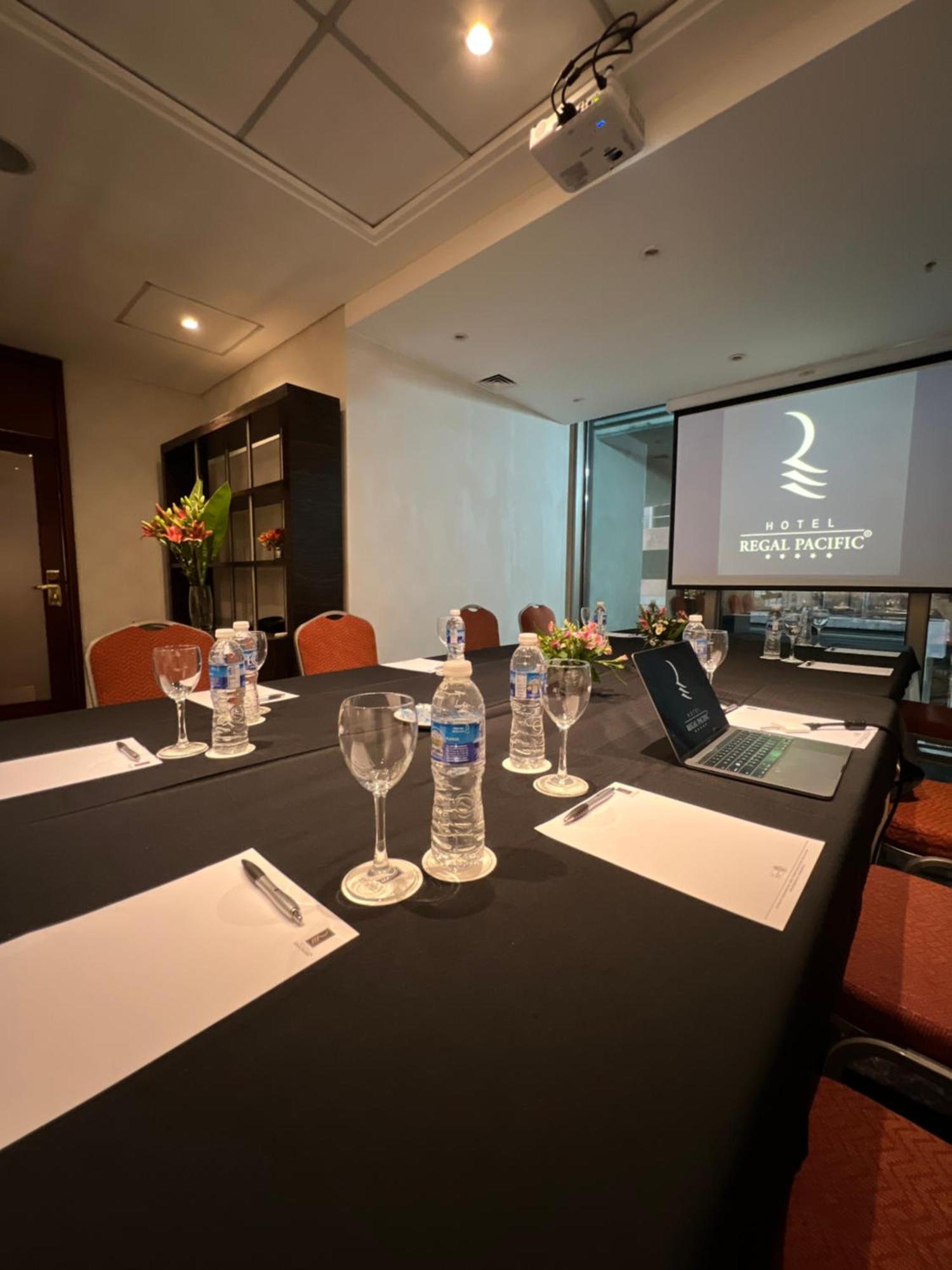 Regal Pacific Puerto Madero Hotell Buenos Aires Exteriör bild Legal Pacific's meeting room