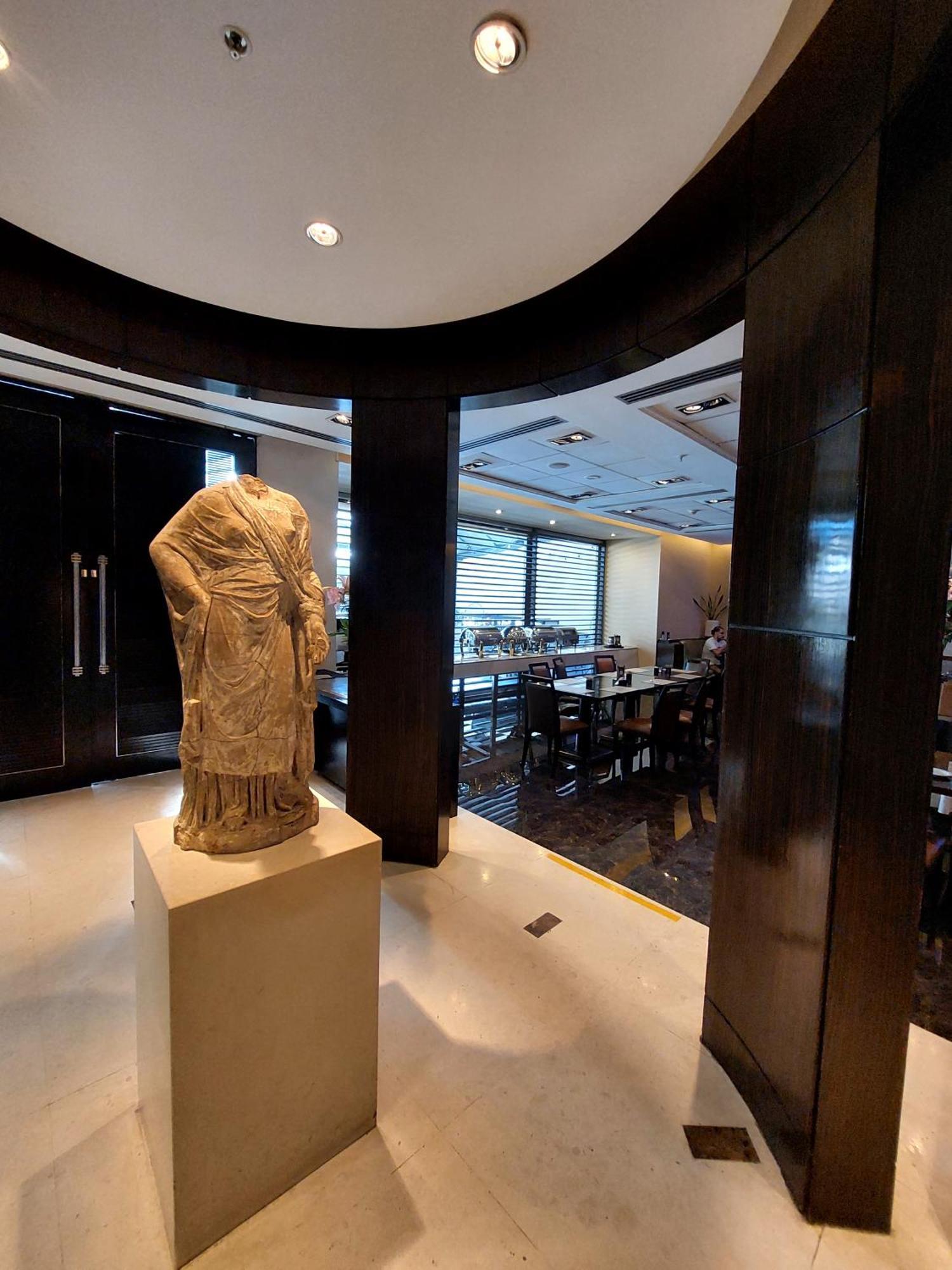 Regal Pacific Puerto Madero Hotell Buenos Aires Exteriör bild The statue of the Lady of Galat in the lobby of the hotel