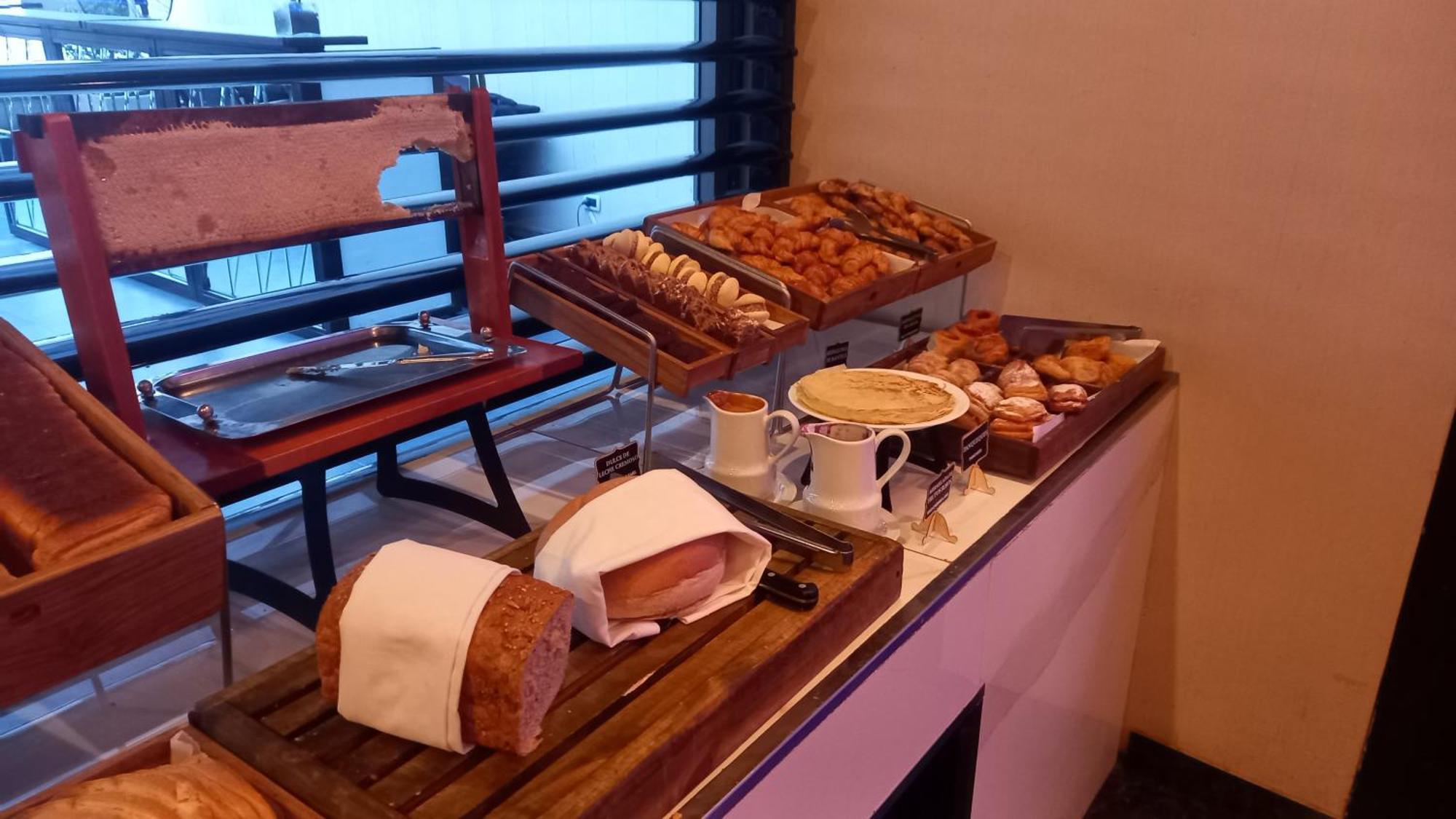 Regal Pacific Puerto Madero Hotell Buenos Aires Exteriör bild A selection of bread and pastries at a buffet
