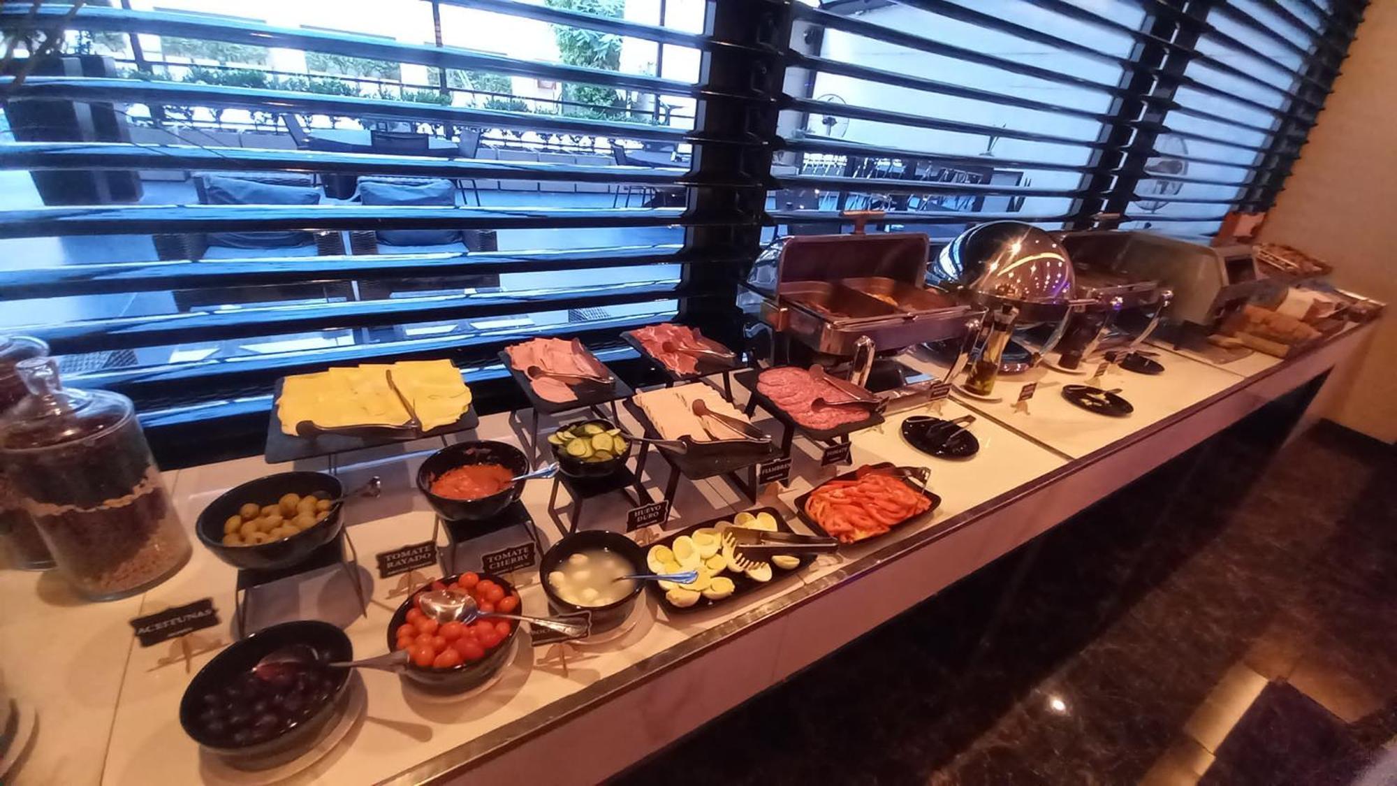 Regal Pacific Puerto Madero Hotell Buenos Aires Exteriör bild A buffet at a hotel