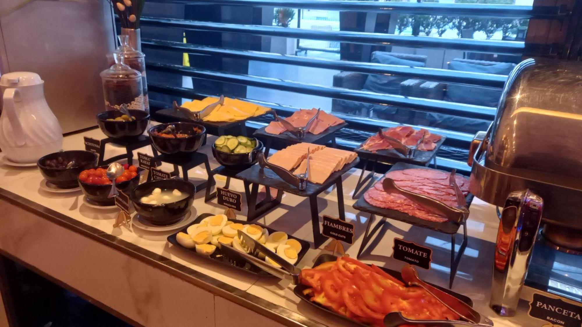 Regal Pacific Puerto Madero Hotell Buenos Aires Exteriör bild A buffet at a hotel