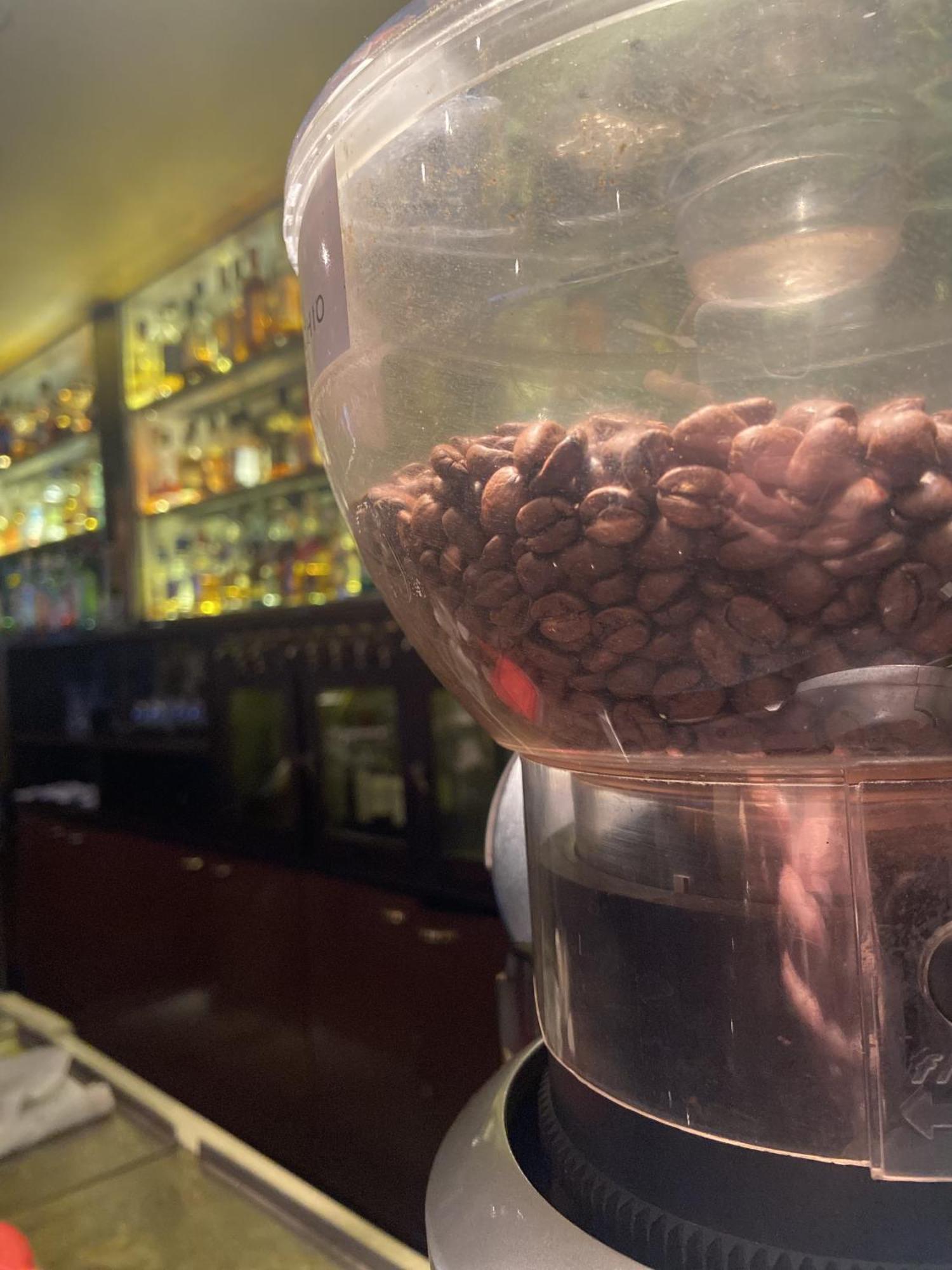 Regal Pacific Puerto Madero Hotell Buenos Aires Exteriör bild Coffee beans in a coffee grinder