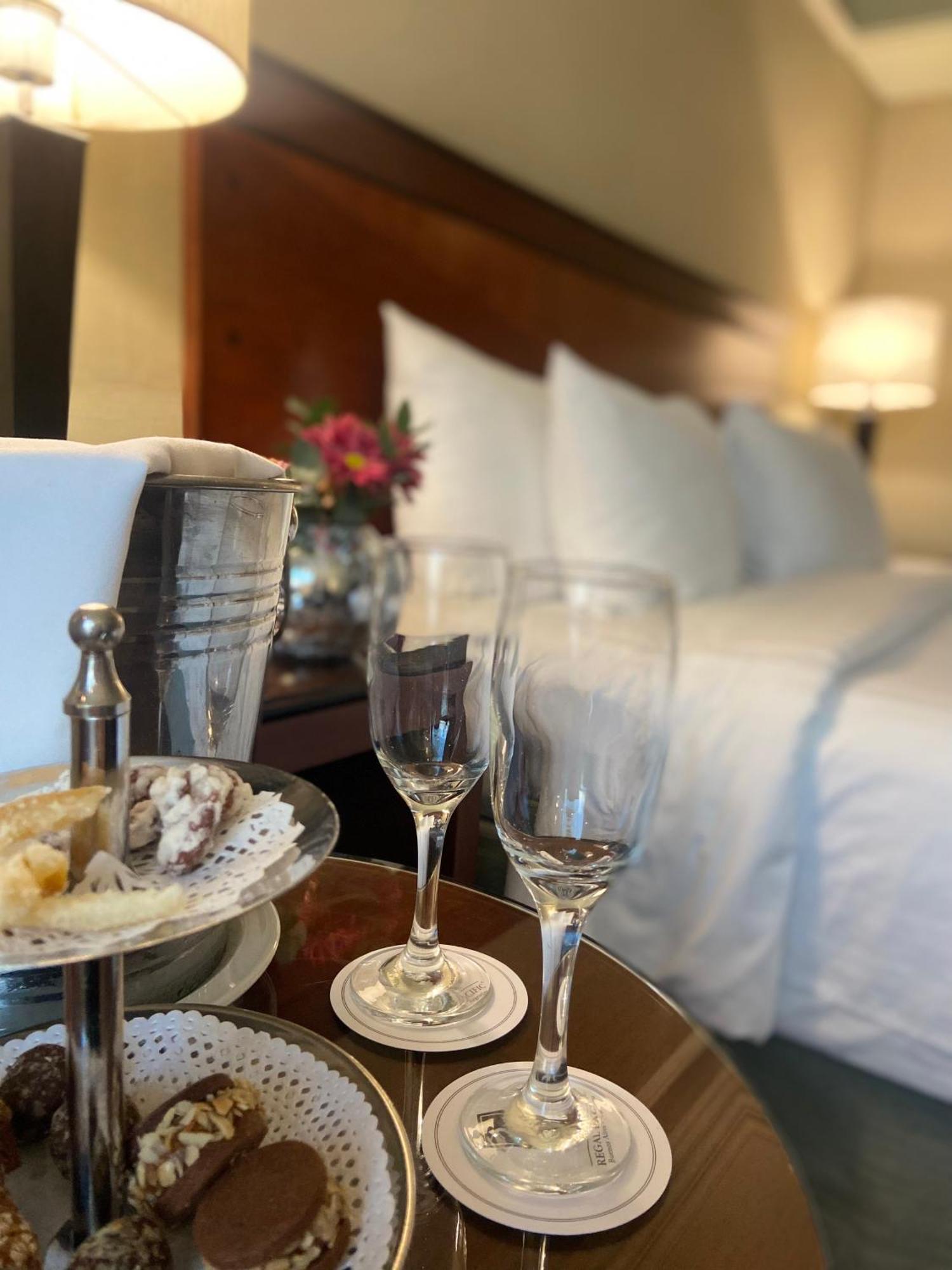 Regal Pacific Puerto Madero Hotell Buenos Aires Exteriör bild Champagne in a hotel room