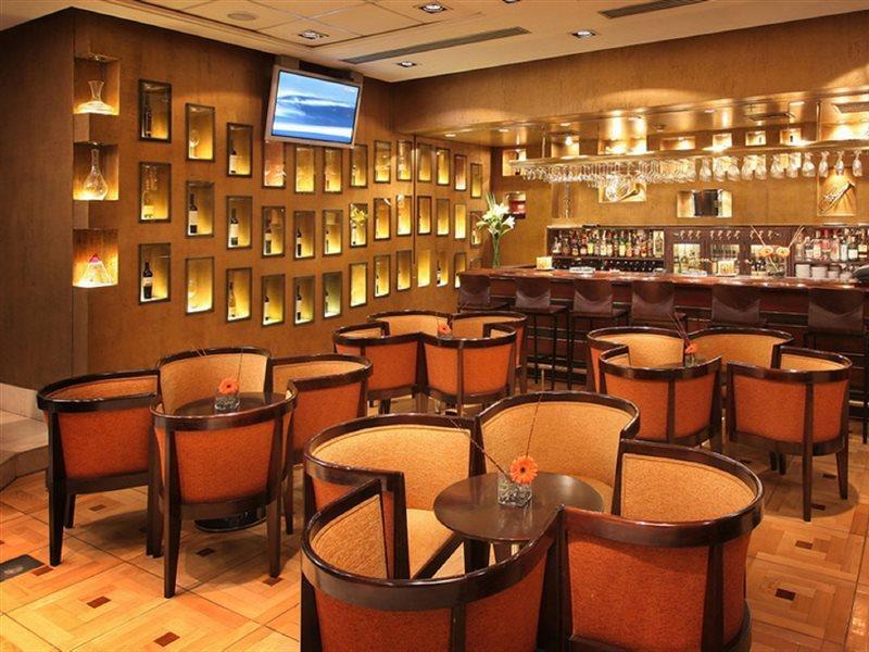 Regal Pacific Puerto Madero Hotell Buenos Aires Exteriör bild The bar at the Hong Kong International Financial Centre lounge