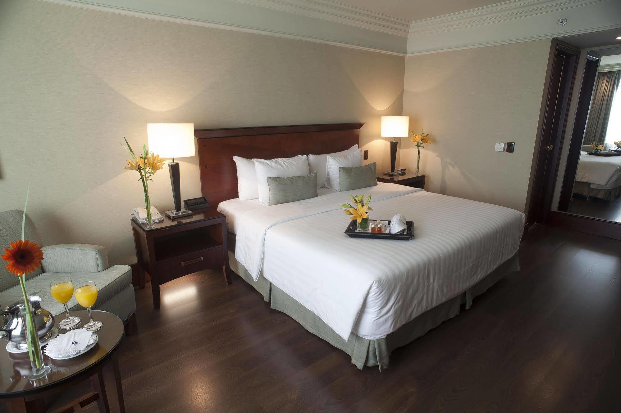Regal Pacific Puerto Madero Hotell Buenos Aires Exteriör bild A room at the hotel