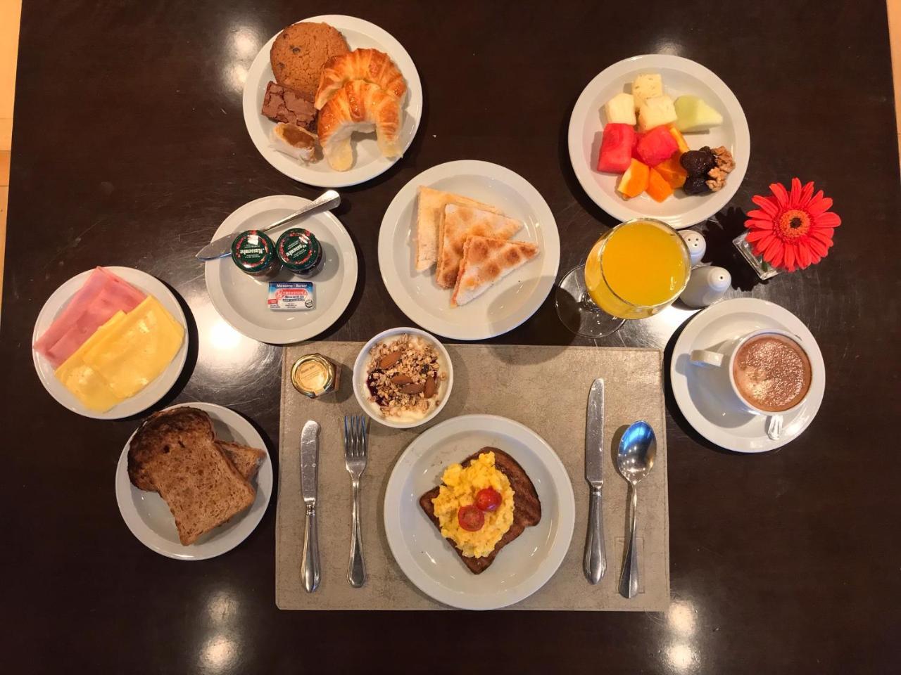 Regal Pacific Puerto Madero Hotell Buenos Aires Exteriör bild A typical breakfast at a hotel